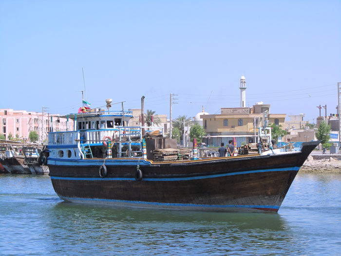 توقیف ۲ شناور حامل کالای قاچاق در آب‌های هندیجان