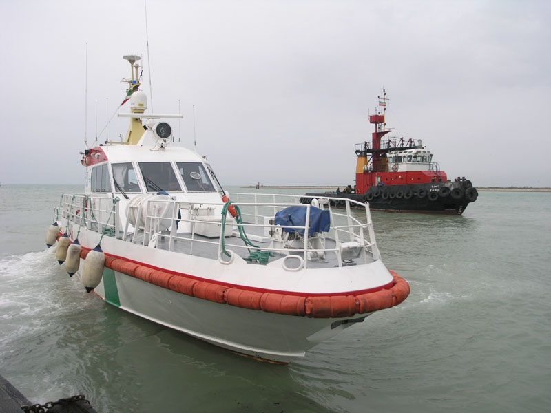 انجام عملیات امدادرسانی به خدمه شناور لایروب در آب های خلیج فارس