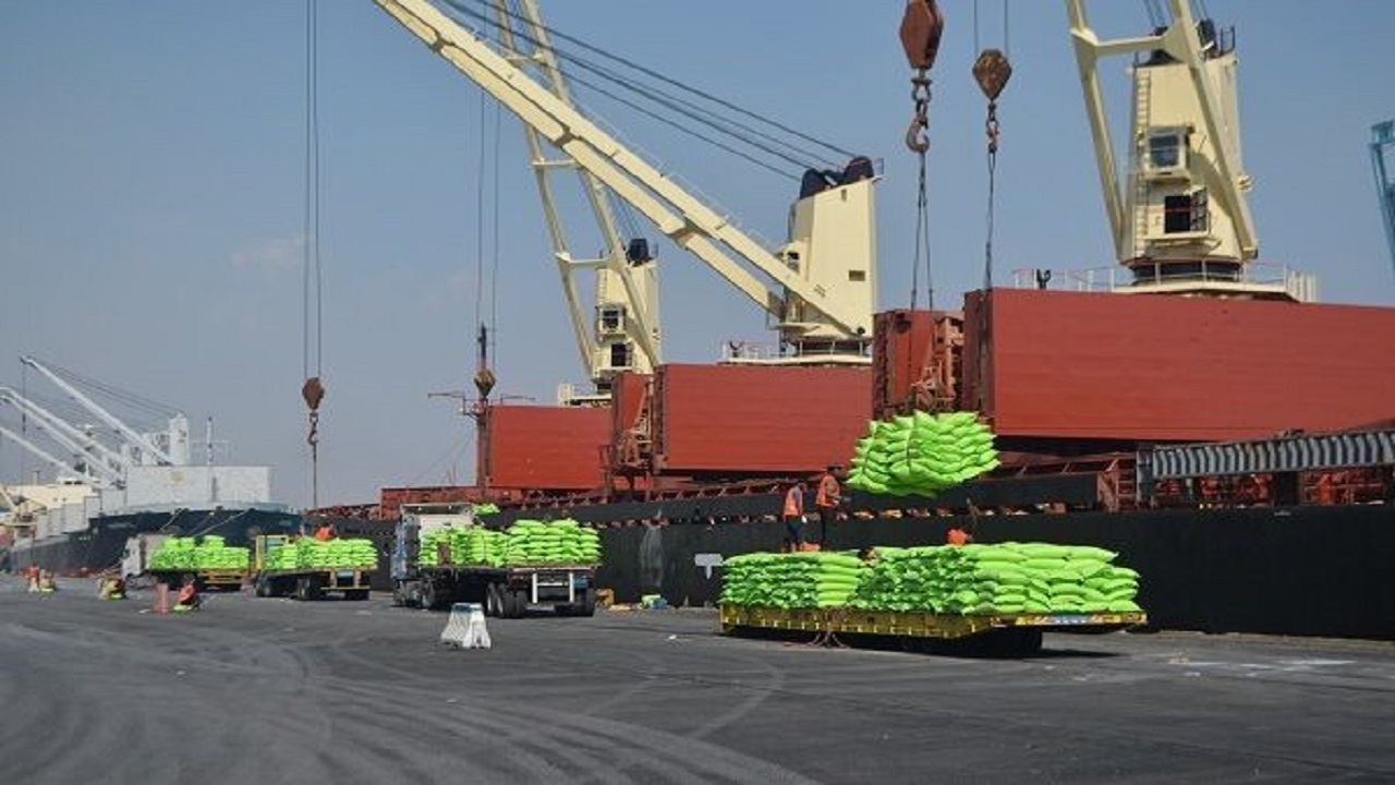 واردات ۶۴ هزار تُن کالای اساسی از گمرکات استان بوشهر