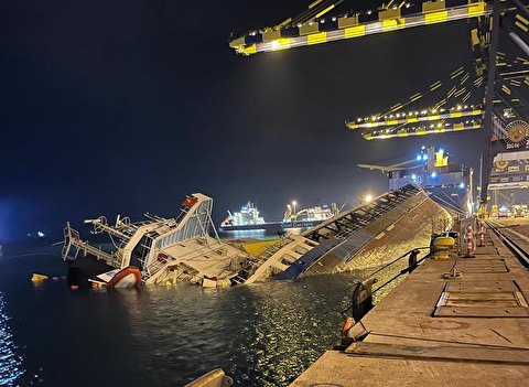 غرق یک کشتی کانتینری در بندر اسکندرون ترکیه
