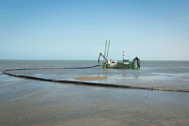 لایروبی کانال تردد صیادان در خلیج گرگان توسط شیلات