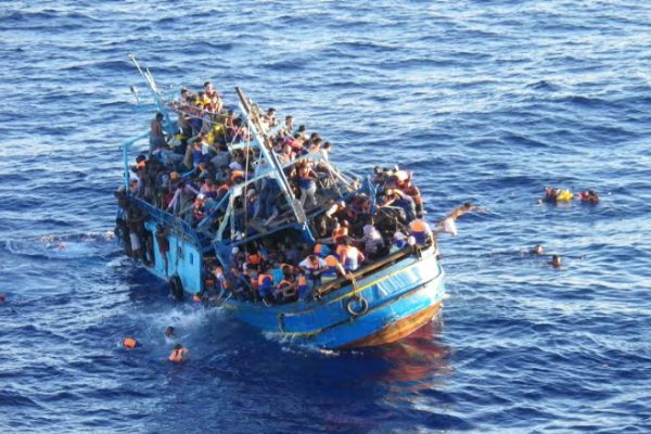 نجات ۳۰۰ سریلانکایی از کشتی در حال غرق شدن توسط سنگاپور