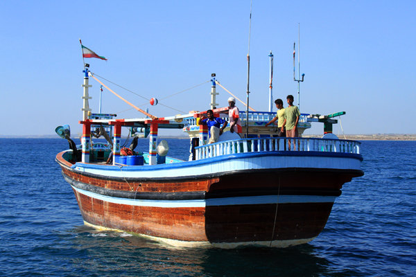 توقیف شناور حامل صید قاچاق در آب‌های شمال غرب خلیج فارس