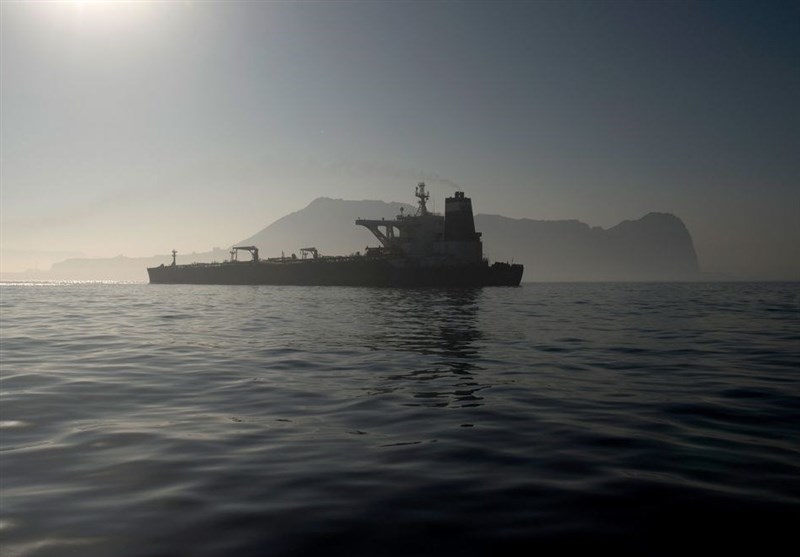 کشتی حامل نفت ایران پس از ۶ ماه آب‌های یونان را ترک کرد