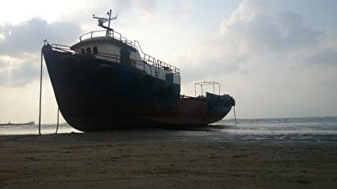 به گل نشستن یگ کشتی در ساحل عسلویه(+فیلم)