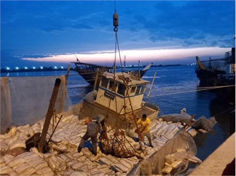 نجات شناور نیمه مغروق توسط نیروی عملیاتی بندر آبادان