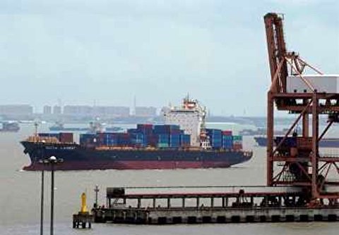 توقیف شناور باری حامل ۴۰ میلیارد ریال کالای قاچاق در آب‌های ساحلی ماهشهر