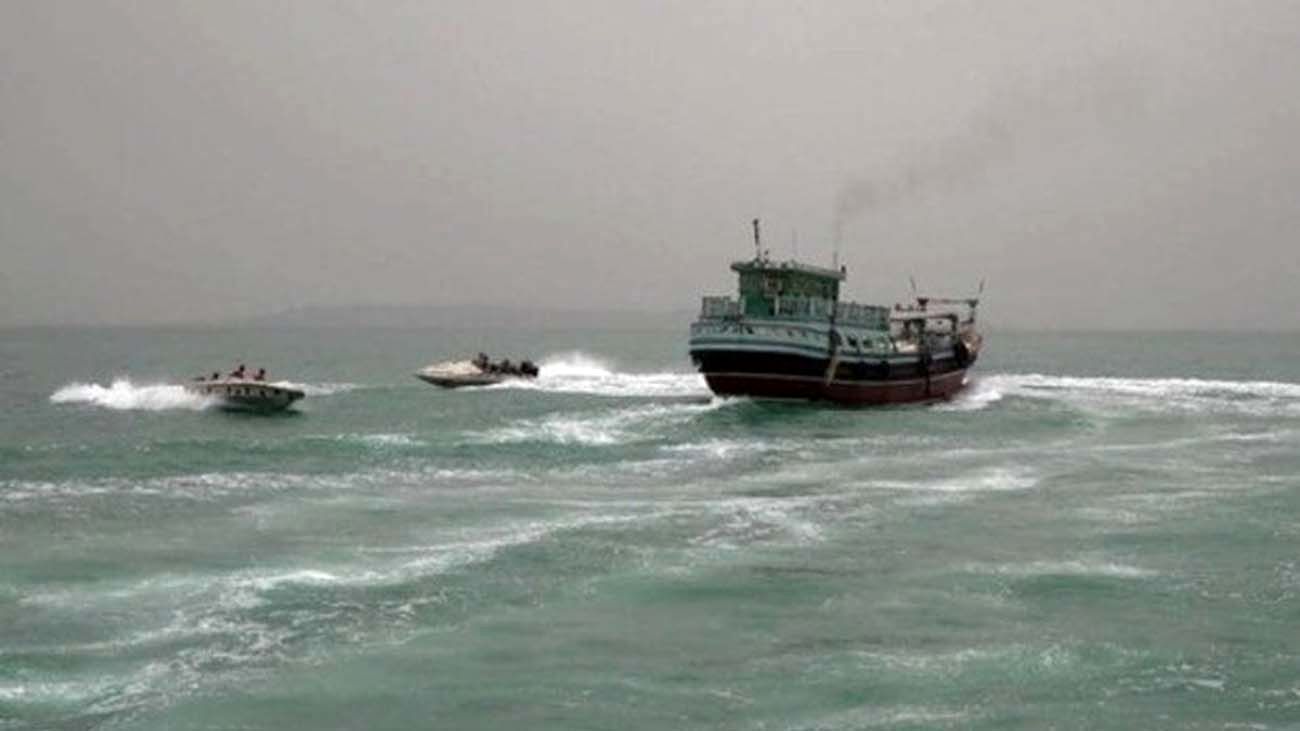 توقیف ۶ فروند شناور حامل سوخت قاچاق در آب‌های شمال غرب خلیج فارس