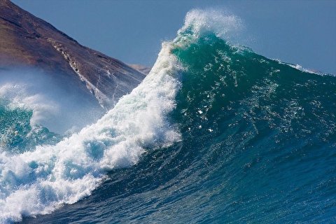 دریا در بنادر غربی استان هرمزگان مواج است