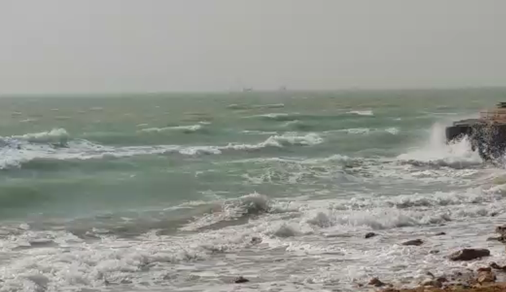 وزش باد و دریای مواج در خلیج فارس