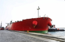 پهلوگیری اولین کشتی پهن پیکر "فله بر" ۱۲۰ هزار تُنی در بندر چابهار