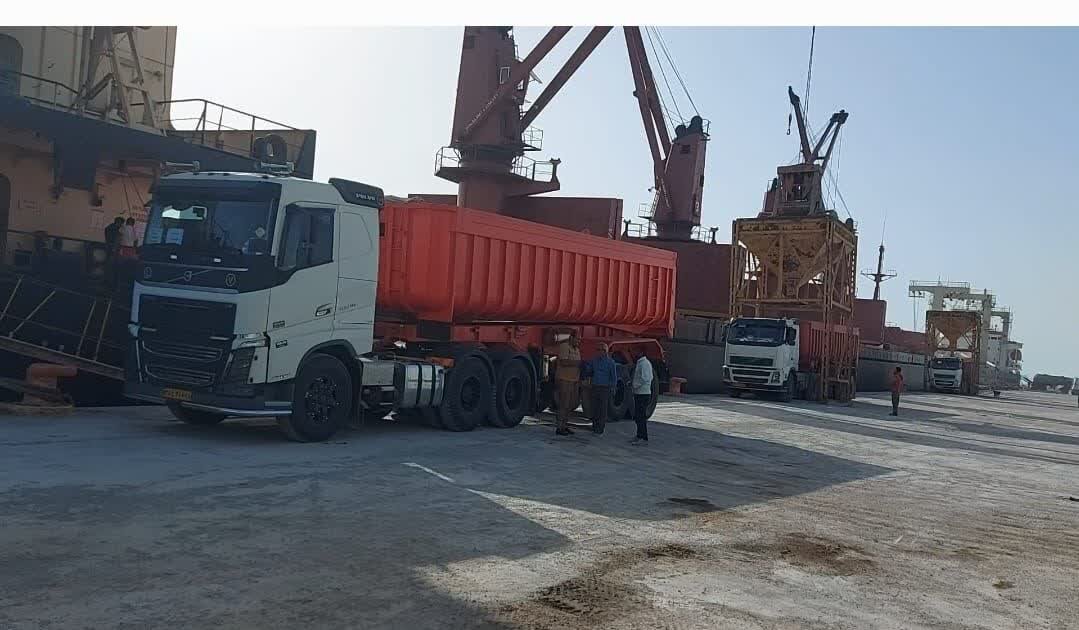 کشتی حامل خاک مخصوص تولید کود فسفات در بندر بوشهر پهلو گرفت