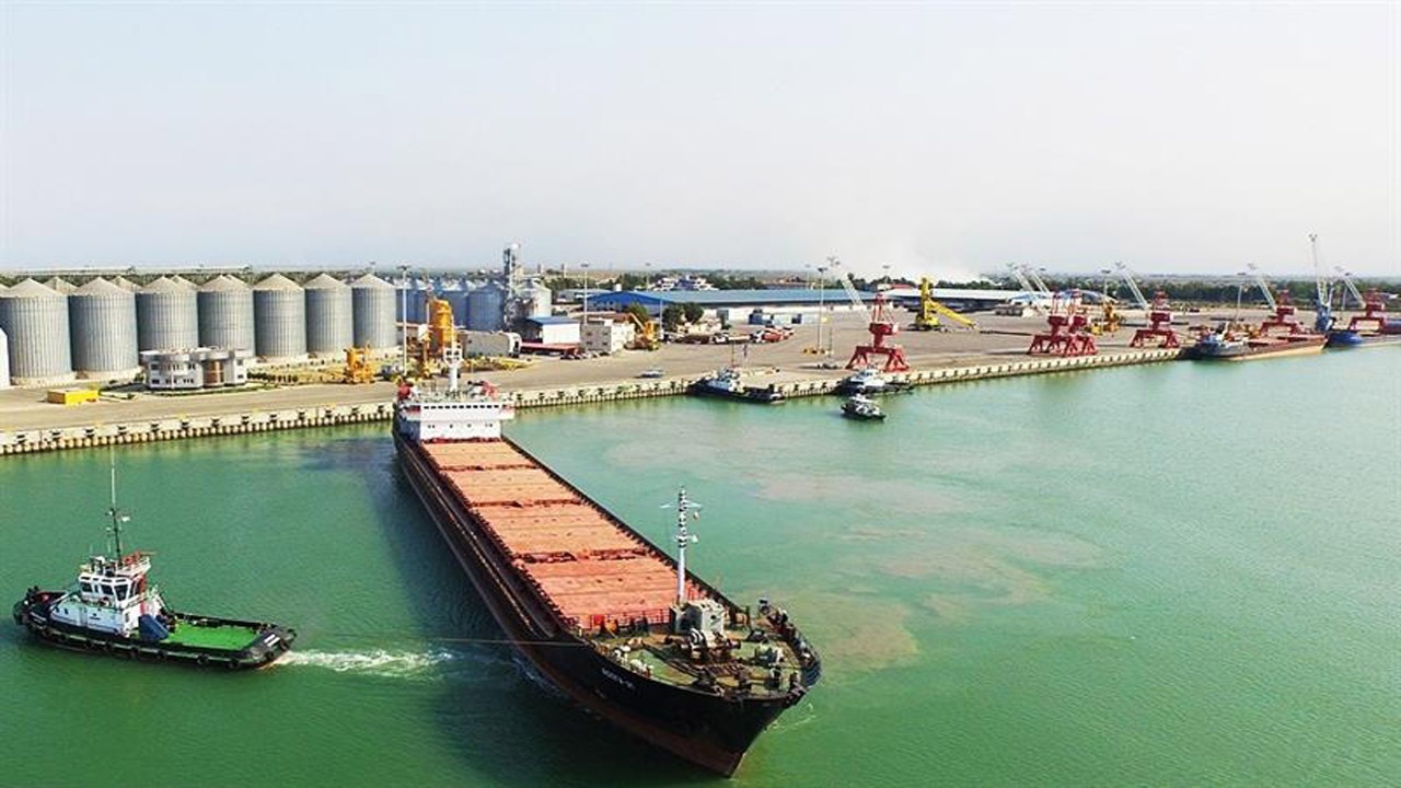 ۱۵ هزار تن گندم وارداتی از کشتی در بندر بوشهر تخلیه شد