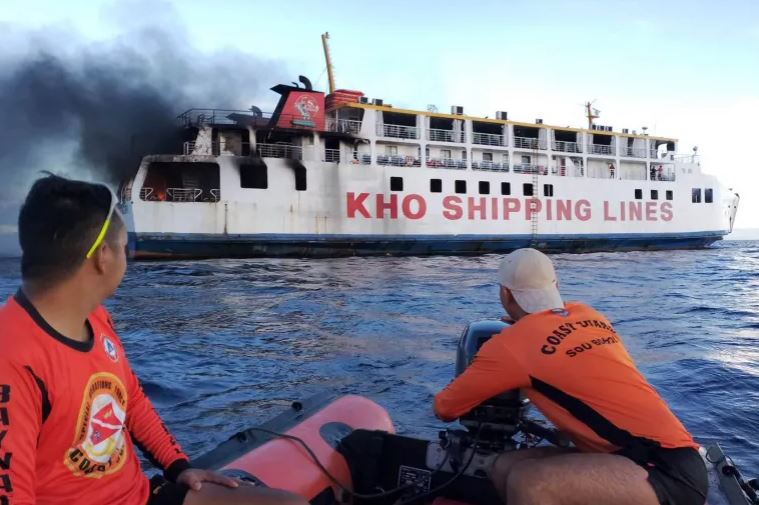 آتش گرفتن یک کشتی با ۱۲۰ سرنشین در دریا+(فیلم)