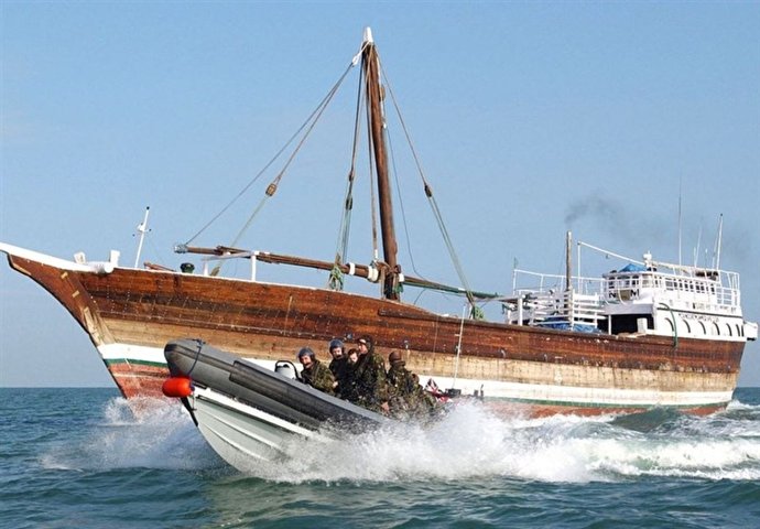 توقیف شناور صیادی حامل سوخت قاچاق در آب‌های شمال غرب خلیج فارس