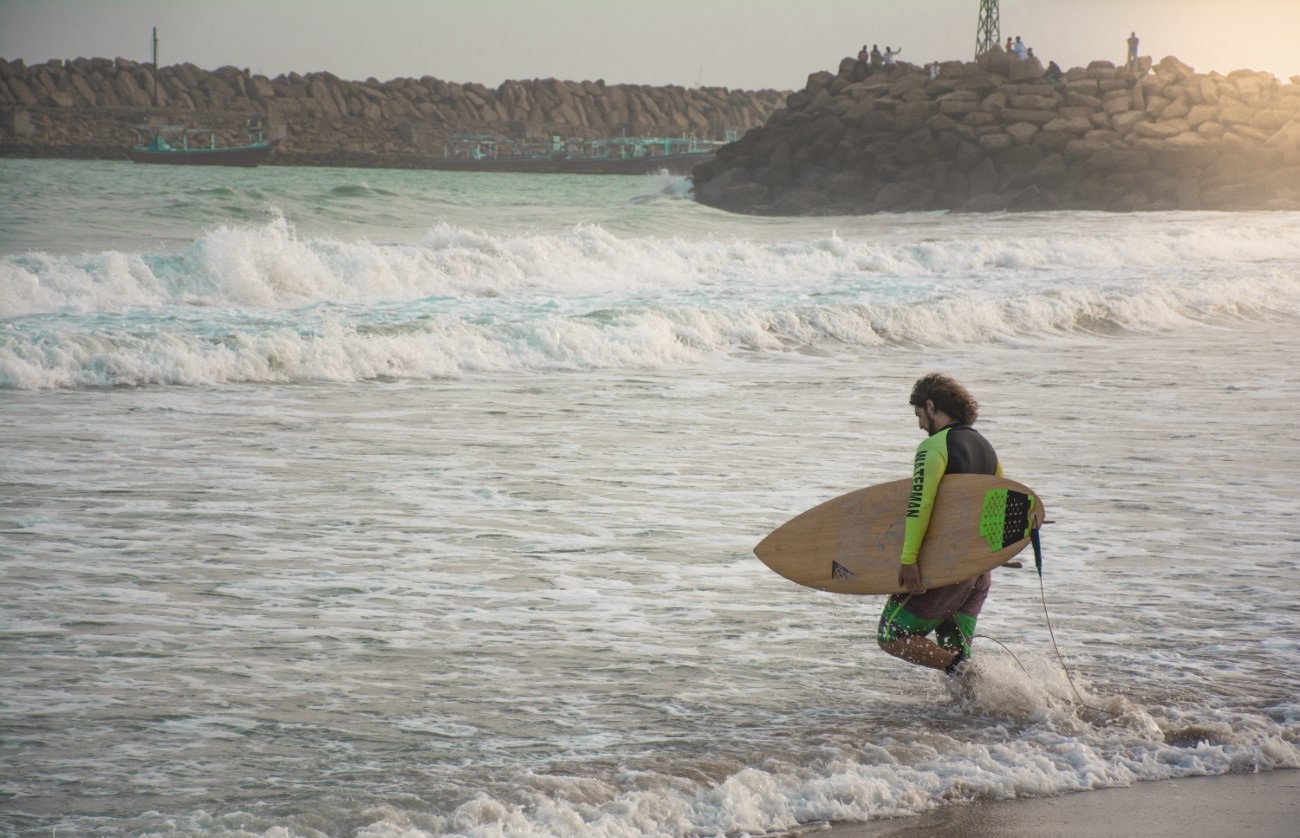 آغاز فصل موج سواری در آب‌های ساحلی عمان /موج سواری؛ فرصت بزرگ جذب گردشگران به خلیج چابهار
