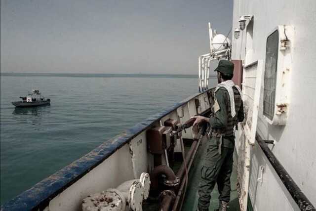 توقیف شناور حامل مهمات جنگی در آب‌های ساحلی بندر امام خمینی