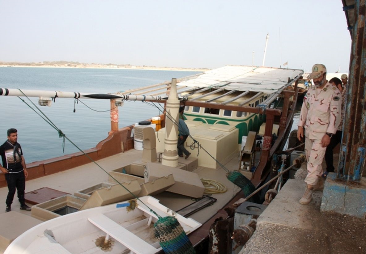 توقیف شناور صیادی حامل سوخت قاچاق در سواحل ماهشهر