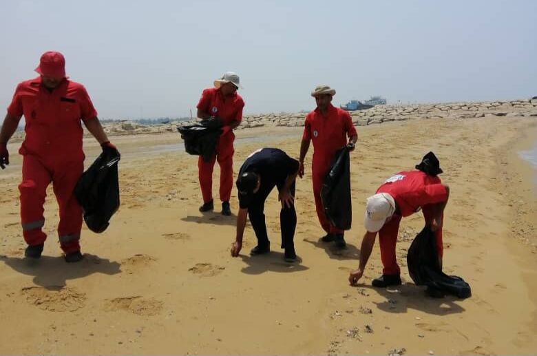 پاکسازی سواحل تنگستان از آلودگی‌های نفتی با مشارکت