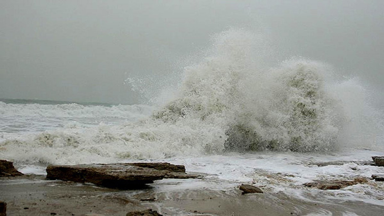 موج دریا در نوار ساحلی بوشهر به ۱.۵ متر افزایش یافت