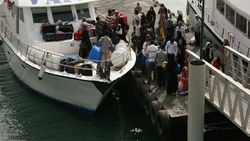 تردد شناور‌های مسافربری و باری در مسیر گناوه به جزیره خارگ متوقف شد