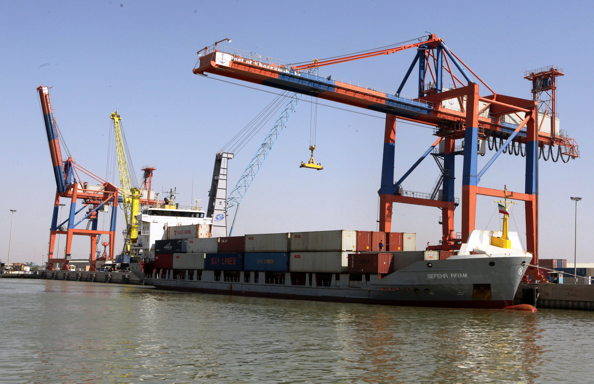 مسیر‌های دریایی آبادان و خرمشهر جایگزین صادرات کالا از مرز چذابه شد