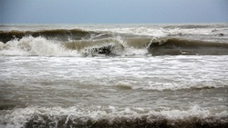 افزایش ارتفاع موج در دریای خزر به بیش از ۴ متر