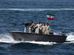 توقیف دو فروند قایق موتوری بدون مجوز به علت صید ترال در بندر بوشهر