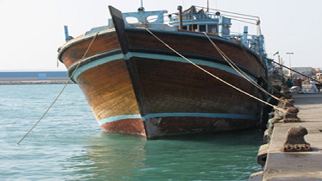 توقیف ۲ شناور باری حامل کالای قاچاق در آب‌های هندیجان