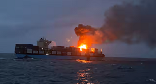 آتش سوزی بزرگ در یک کشتی کانتینری در سواحل جنوب غربی هند(+فیلم)