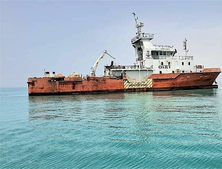 پاکسازی آلودگی نفتی در محدوده لنگرگاه خارجی بندر بوشهر