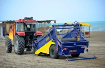 پاک‌سازی سواحل قشم با دستگاه ساحل‌روب مکانیزه آغاز شد