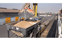 آغاز تخلیه و حمل یکسره گندم از کشتی با قطار بعد از سال‌ها در بندر شهید رجایی