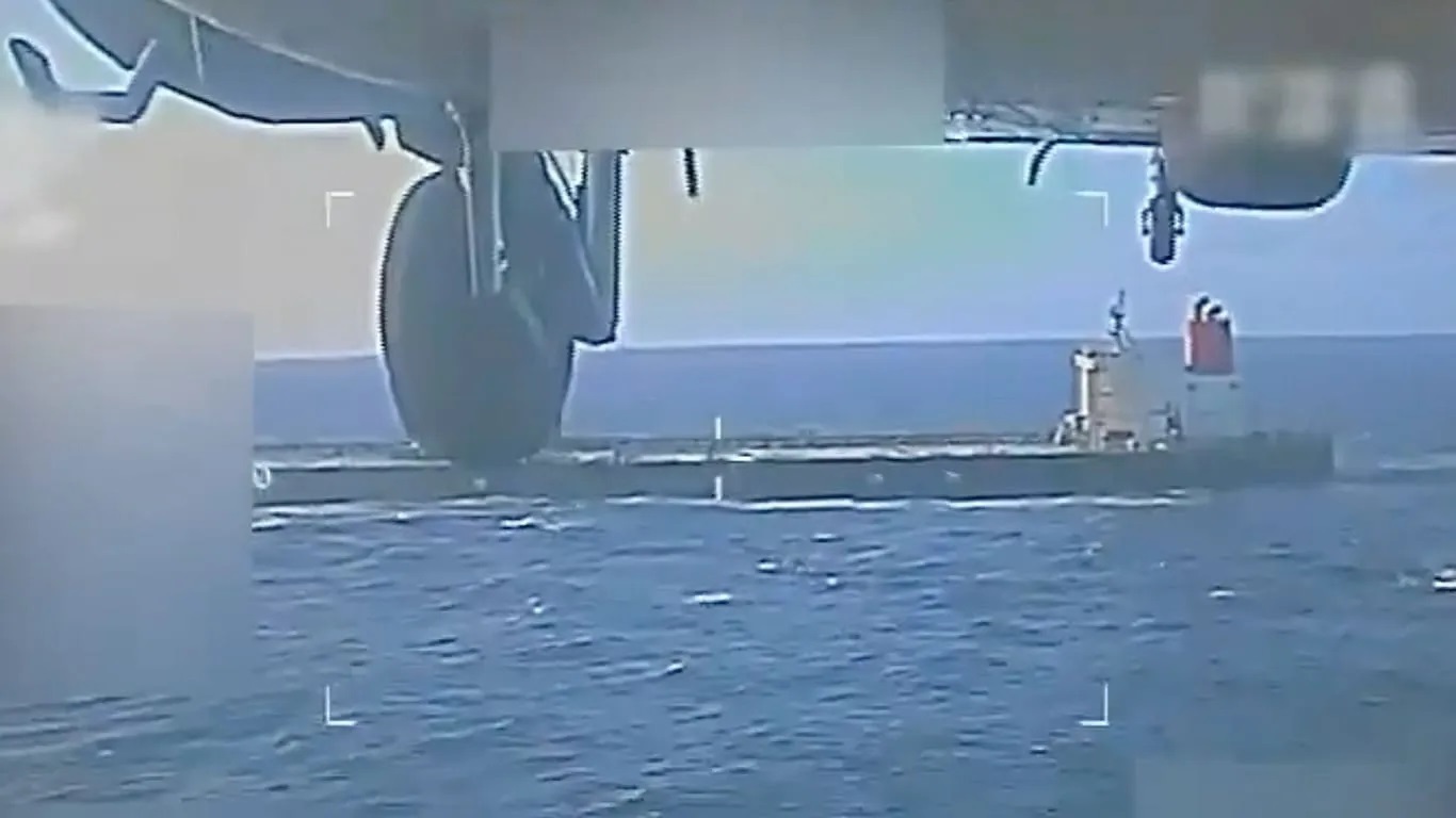 نفتکش ایرانی از چنگ نیرو‌های آمریکا گریخت + عکس