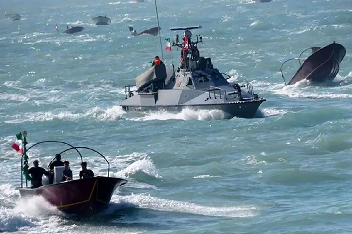 توقیف شناور حامل سوخت قاچاق در آبهای میناب توقیف شناور حامل سوخت قاچاق در آبهای میناب