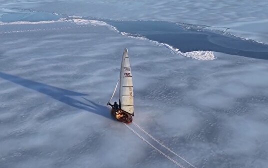 رخداد کم‌نظیر حرکت قایق روی خلیج یخ‌بسته