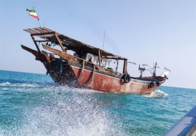 توقیف ۱۰ موتور لنج صیادی متخلف در سواحل بوشهر