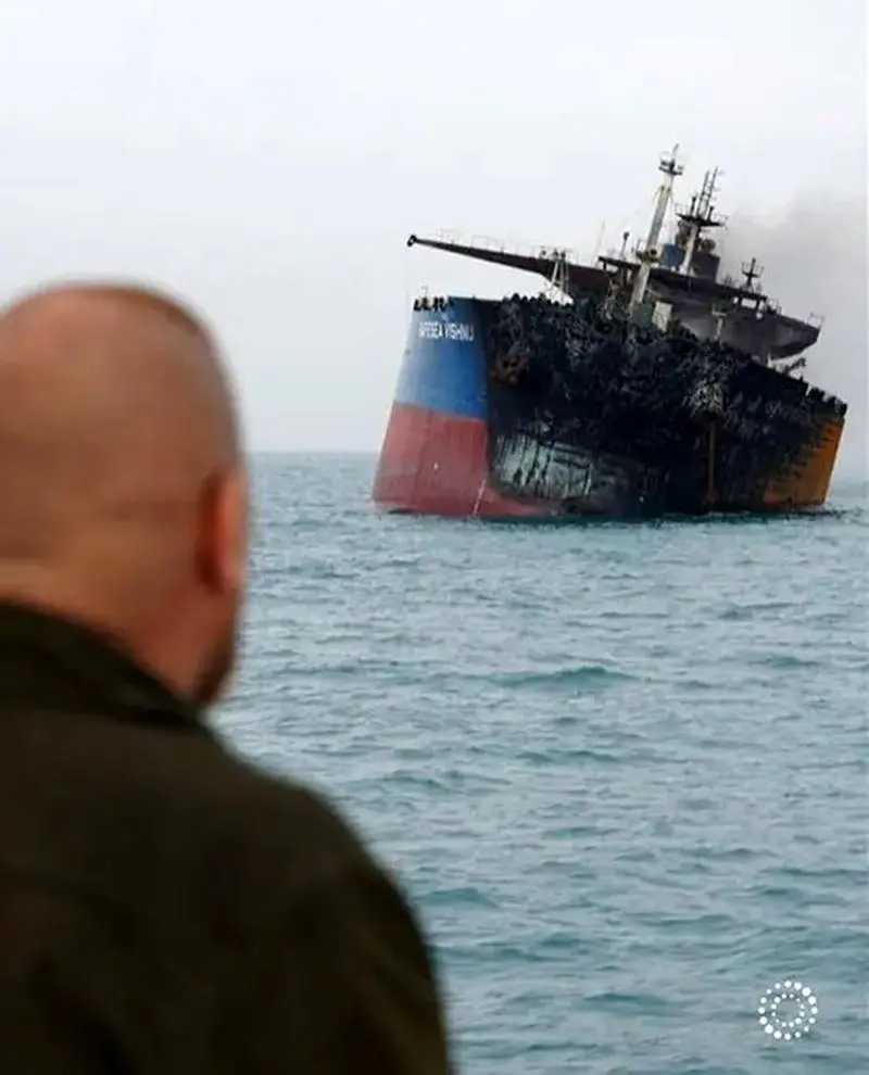 (عکس) غرق شدن یک نفتکش در تنگه هرمز