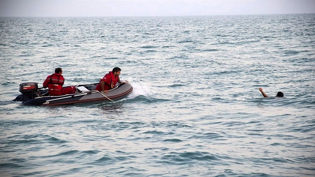نجات ۴۳ نفر از غرق شدگی در دریای خزر