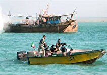 توقیف دو موتورلنج قاچاق با محموله ۲ هزار و ۳۰۰ میلیارد ریالی در بندرلنگه