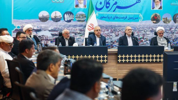 امضای توافقنامه انتقال آب خلیج‌فارس در حضور رئیس جمهور/ انتقاد از محدودیت برای لنز‌های هرمزگانی
