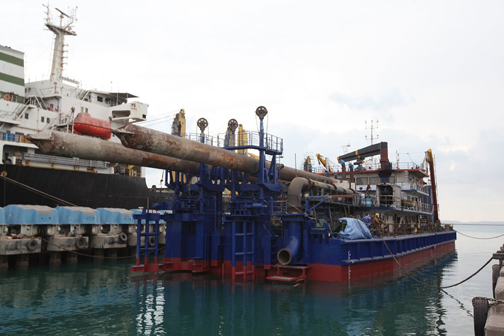 به آب اندازی ۳ شناور لایروب در پرشیا هرمز