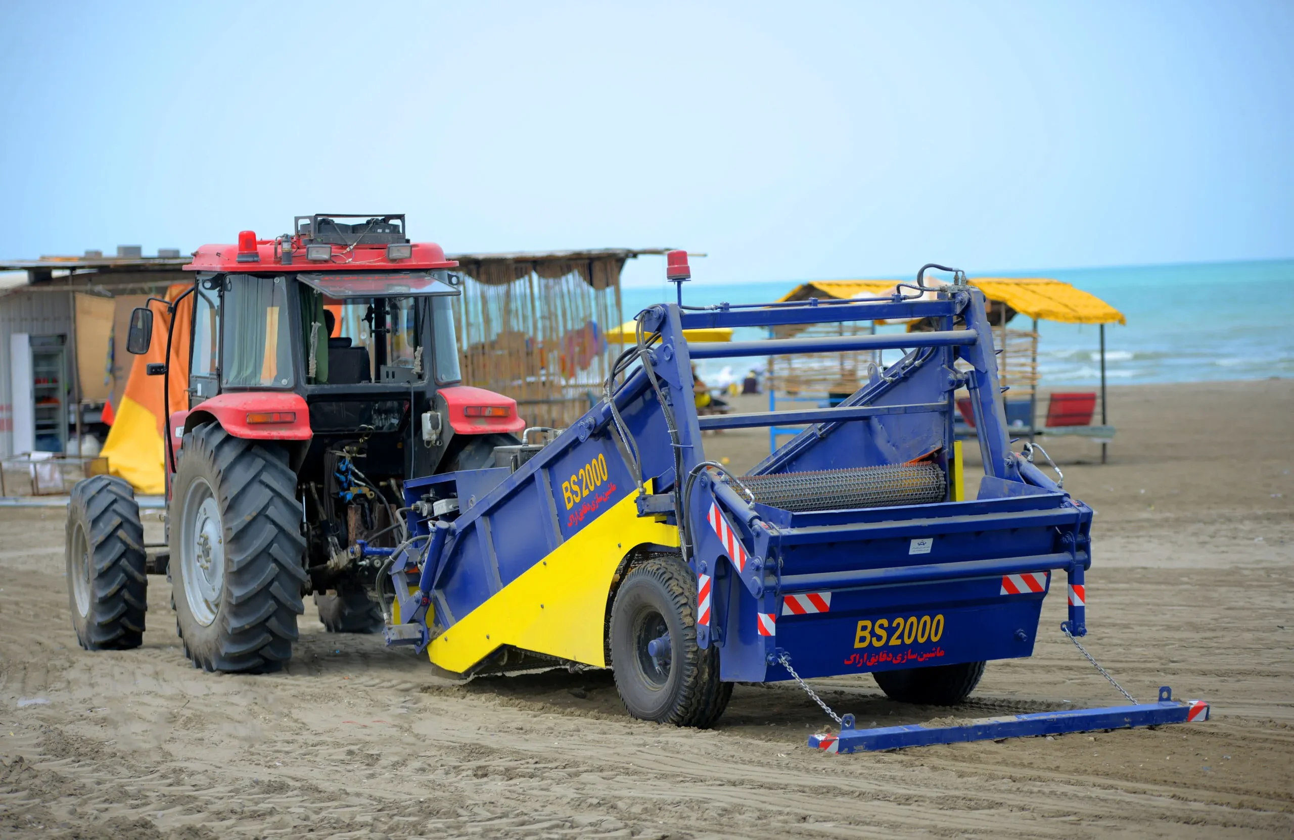 پاکسازی سواحل قشم با دستگاه ساحلروب مکانیزه آغاز شد پاکسازی سواحل قشم با دستگاه ساحلروب مکانیزه آغاز شد