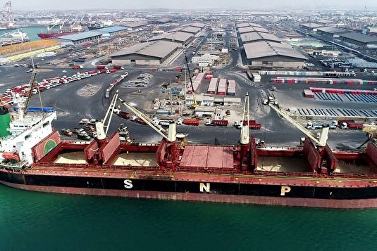 پهلودهی چهاردهمین کشتی کالای اساسی در بندر شهید رجایی