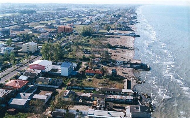 ضرورت بازبینی طرحهای توسعه ساحلی با توجه به عقبنشینی آب خزر