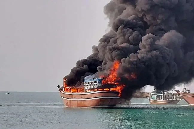 آتش‌سوزی یک فروند لنج در بندر چارک