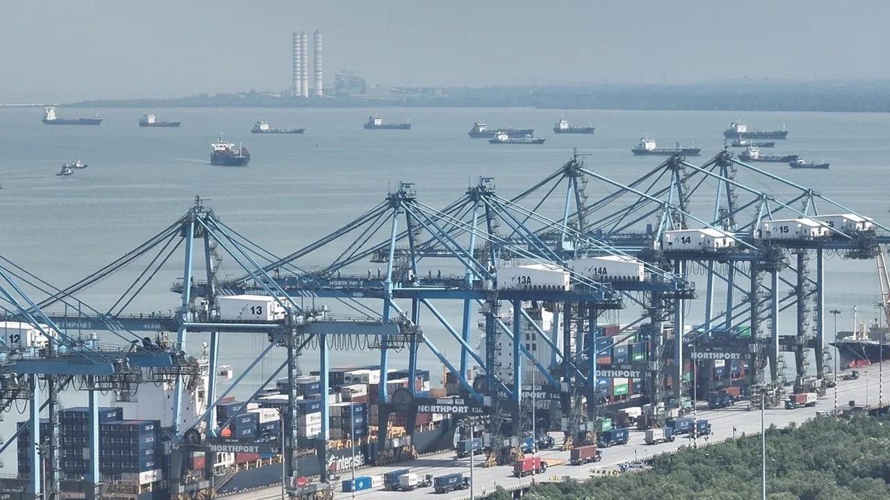 بازگشت خطوط کشتیرانی به کانال سوئز؛ هشدار درباره سقوط احتمالی نرخ حمل کانتینر درون‌آسیا