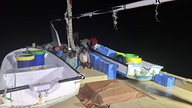 توقیف لنج صیادی متخلف با ۵۰۰ کیلوگرم صید غیرمجاز در آب‌های بوشهر