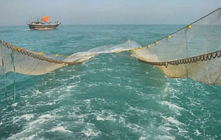 غرق شدن قایق صیاد مینابی در برخورد با شناور صید ترال غرق شدن قایق صیاد مینابی در برخورد با شناور صید ترال