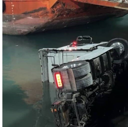 تکرار حادثه سقوط کامیون به دریا در بندر لافت تکرار حادثه سقوط کامیون به دریا در بندر لافت